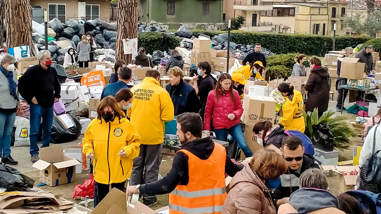 Una línea de refugiados que buscan alimentos y suministros vitales llega a la misión de Scientology en Chisinau, Moldavia, que está sirviendo como refugio temporal y punto de distribución.