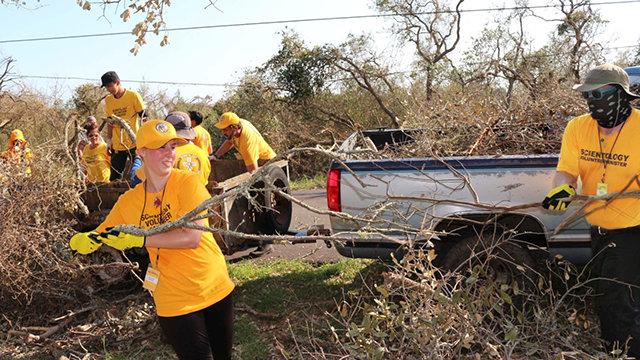 Os Ministros Voluntários participam na limpeza e recuperação após a devastação do Furacão Harvey.